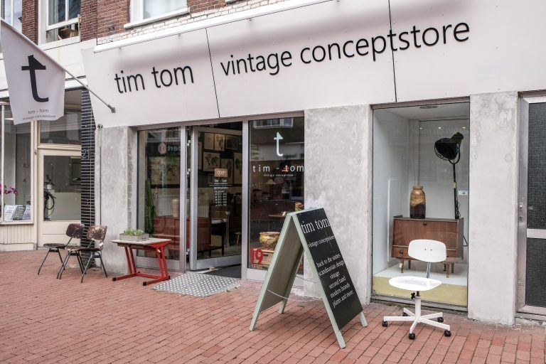 Vintage concept store Tim Tom voor midcentury meubels en woonaccessoires aan de Nieuwe Ebbingestraat 19 in Groningen.