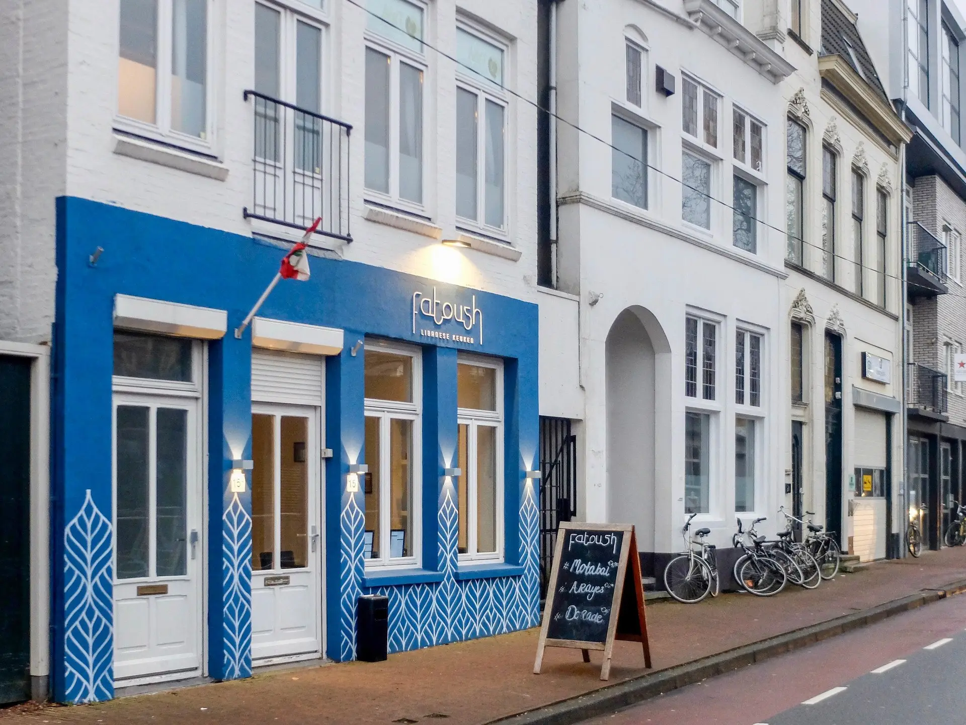 Blauwe gevel en entree Libanees restaurant Fatoush aan het Damsterdiep in Groningen