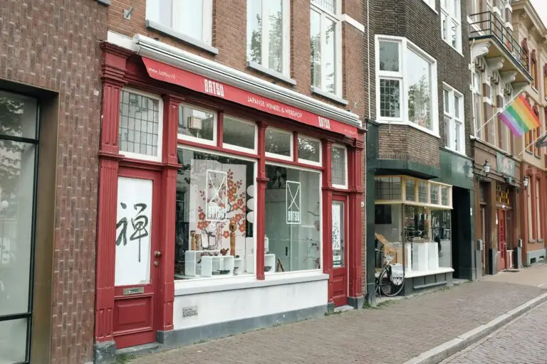 Japanse winkel voorgevel met fiets in Groningen.