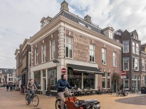 Lunch & Lavazza aan de Astraat 14 in Groningen. Zicht op het hoekpand met passanten en een bakfiets.