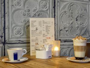 Lunch & Lavazza aan de Astraat 14 in Groningen. Kop koffie en een specialité coffee van Lavazza met het coffee menu erbij.