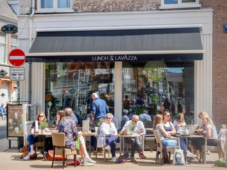 Lunch & Lavazza aan de Astraat 14 in Groningen. Zonnig terras met eigenaar Leo in de bediening.