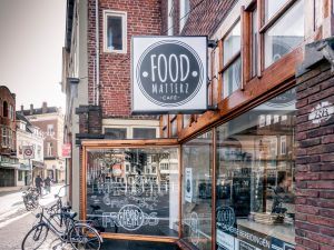 Gevel en etalage van Lunchcafe en delicatessen winkel Food Matterz aan de Oude Ebbingestraat 86 in de binnenstad van Groningen
