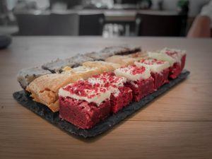 Red velvet cake en brownies van Cake Wish voor Lunchcafe en delicatessen winkel Food Matterz aan de Oude Ebbingestraat 86 in de binnenstad van Groningen