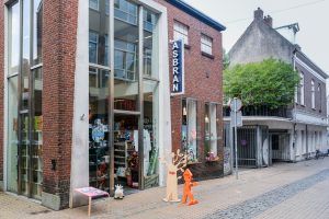 Speelgoed speciaalzaak Asbran aan de Kleine Peperstraat in Groningen. Gevel.