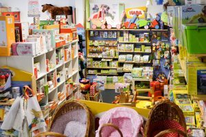 Speelgoed speciaalzaak Asbran aan de Kleine Peperstraat in Groningen. Winkelinterieur met Haba toys.