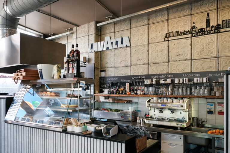 Bar en koffiemachine bij eethuis Lunch & Lavazza aan de Astraat 13 in Groningen