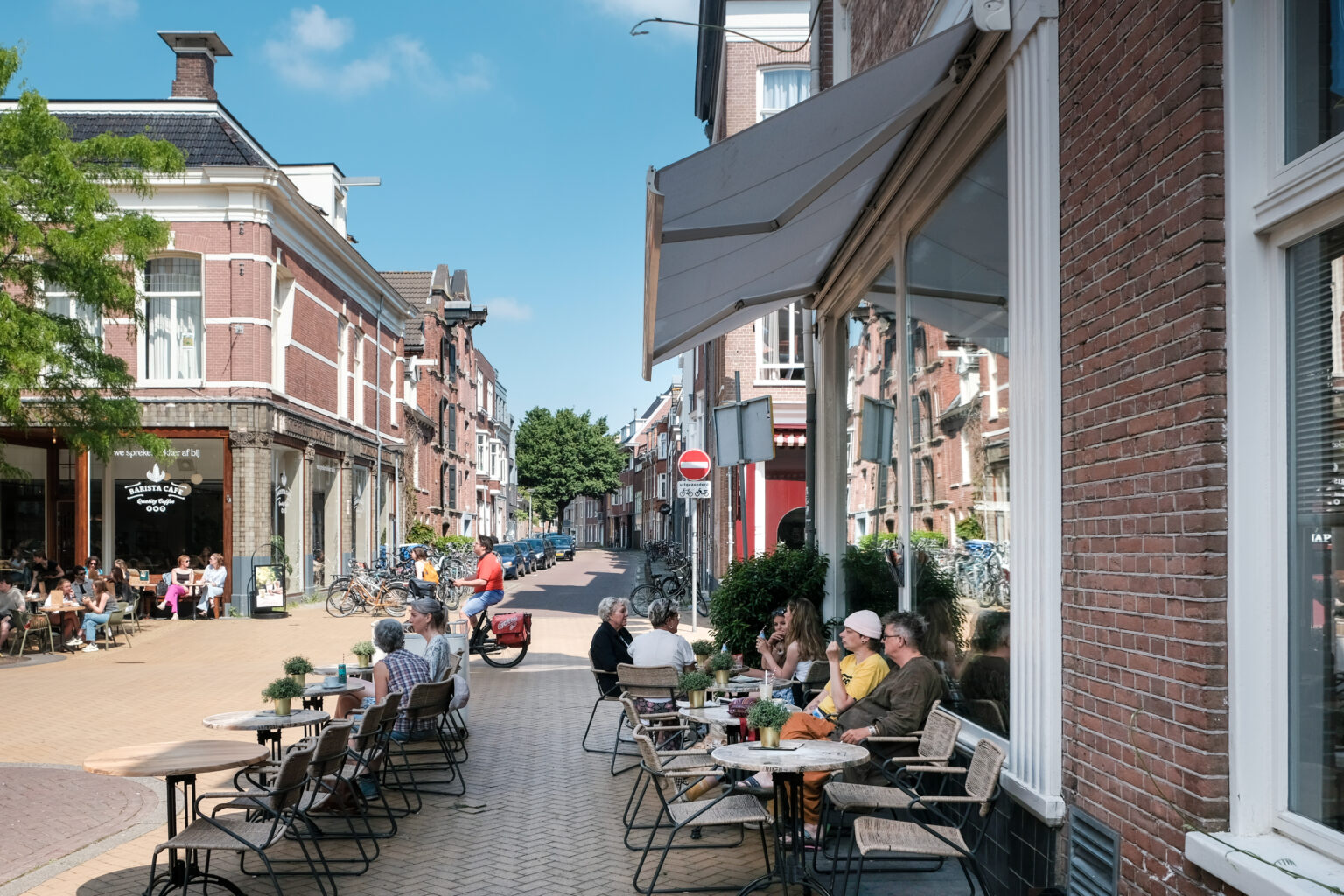 Zonnig terras van eethuis Lunch & Lavazza aan de Astraat 13 in Groningen