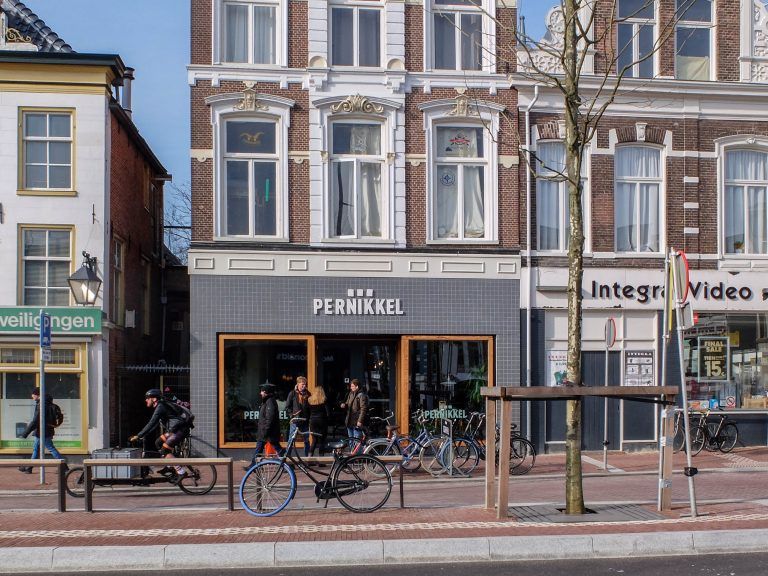 Spijslokaal Pernikkel aan de Aweg 2 in Groningen. Gevel en Go Fast Bicycle Delivery die voorbij rijdt.
