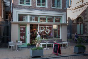 Gevel en terras van PS Koffie Thee en Taart aan de Oude Kijk in't Jatstraat 24 in Groningen.