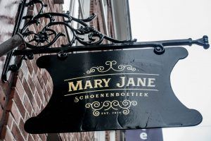 Uithangbord van Mary Jane dames schoenen boetiek aan de Oosterstraat in Groningen
