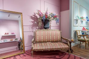 Interieur met sofa, barokke spiegel en zuiden bloemen in Mary Jane schoenenboetiek aan de Oosterstraat in Groningen