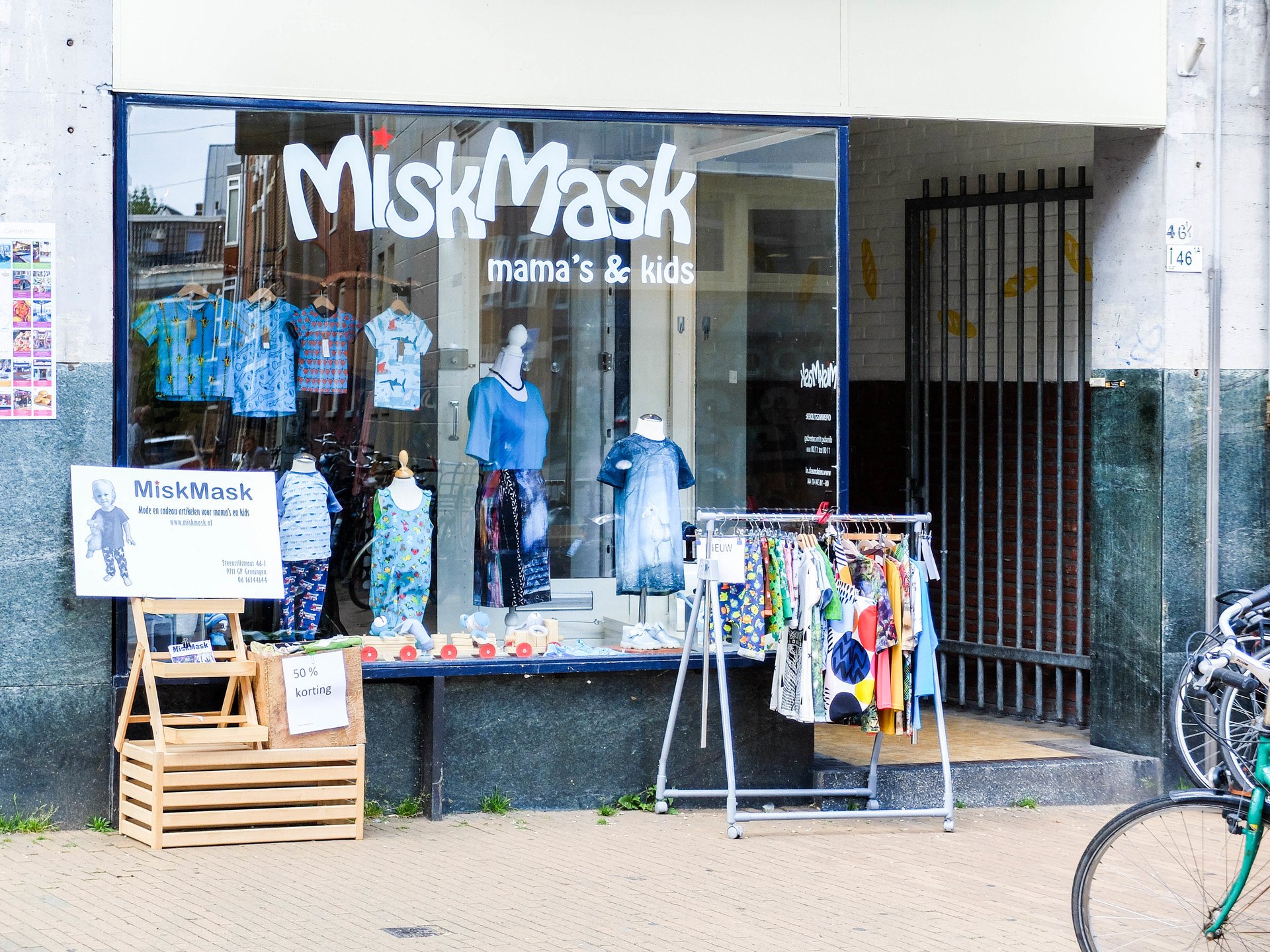 Mama's en kids winkel MiskMask aan de Steentilstraat 46-1 in Groningen. Etalage voorjaar 2018