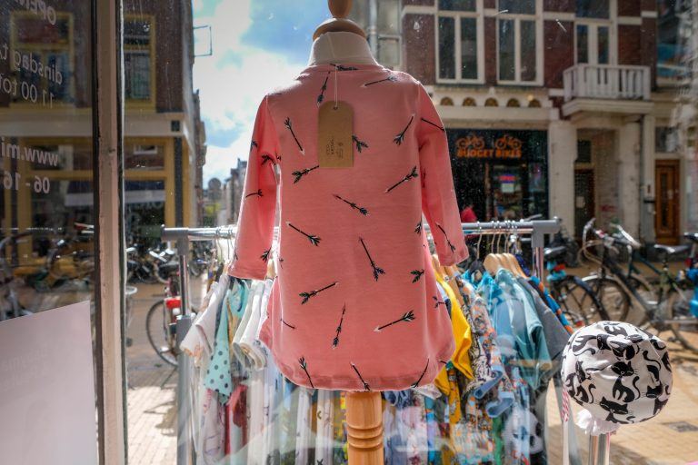 Mama's en kids winkel MiskMask aan de Steentilstraat 46-1 in Groningen. Etalage met roze jurk met pijl motief