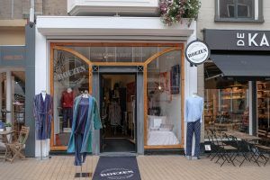 Gevel en etalage van Roezen winkel aan de Zwanestraat 22 in Groningen. Speciaalzaak voor bed bad en sauna mode.