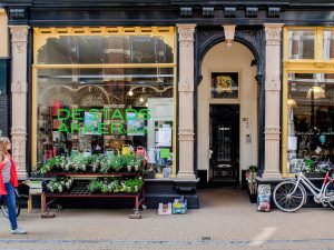Gevel van moestuin winkel De Stadsakker aan de Oude Kijk in 't Jatstraat 38 in Groningen