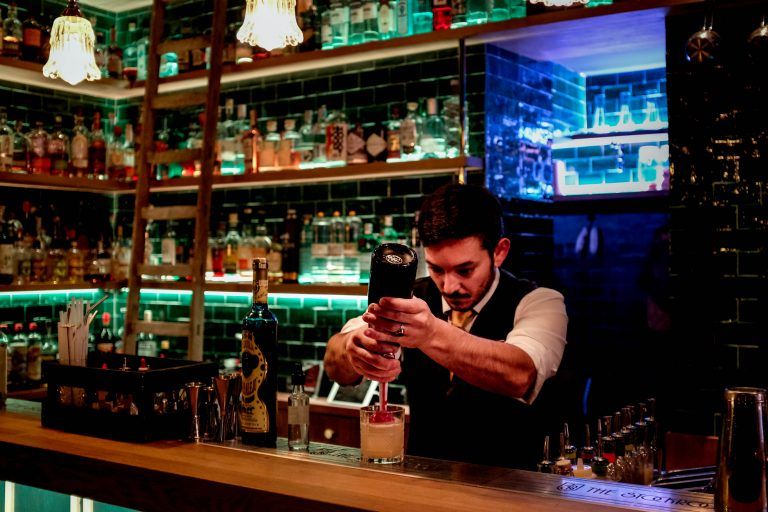 groningen-oosterstraat-the-stockroom-cocktailbar-bartender-at-work