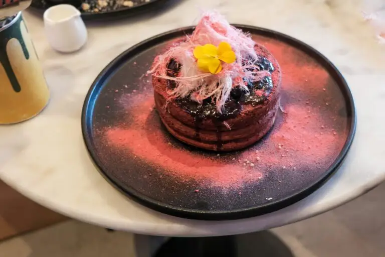 Chocoladepannenkoeken met roze suikerspin en bloemdecoratie.