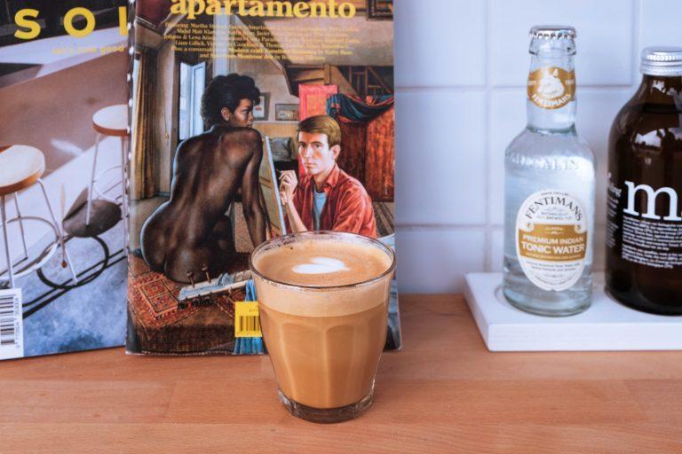 flat-white-and-magazines-revista-coffee-herebrug-groningen