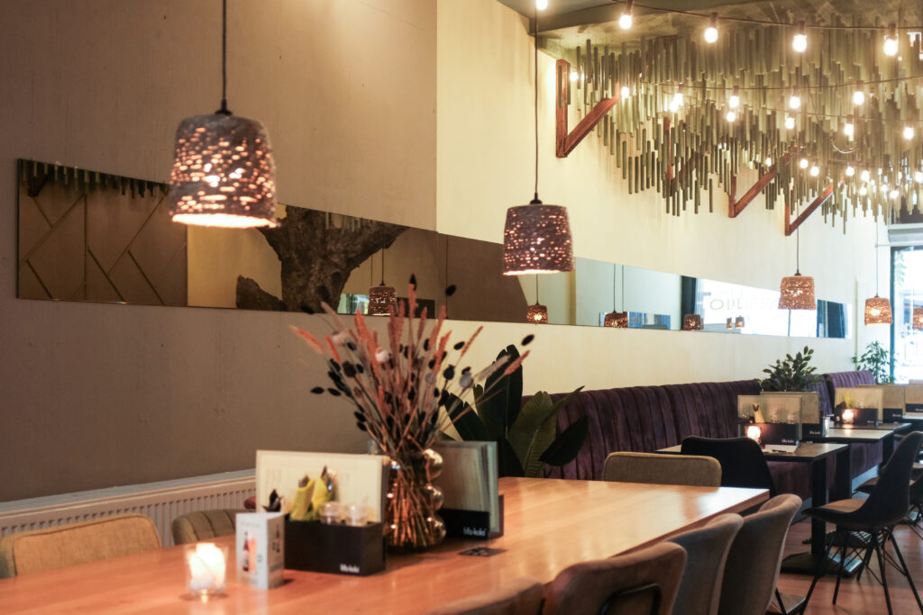 Interieur van Grieks restaurant Olijfboom Greek Canteen aan de Oosterstraat 40 in Groningen