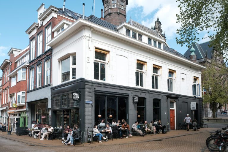 Zonnig terras op zondagmiddag van Koffiestation Books & Coffee aan de Oude Kijk in't Jatstraat 21 in Groningen