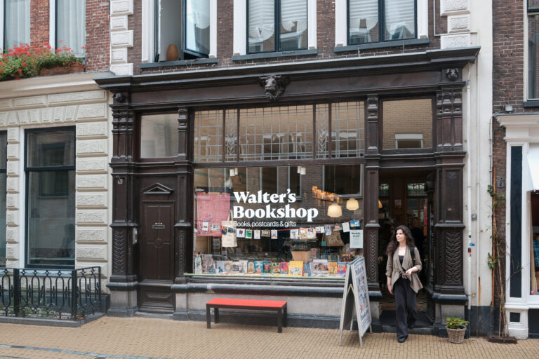 Walter's Bookshop. Independent International Bookshop aan de Oude Kijk in't Jatstraat 10. Winkel voor Engelstalige boeken, tijdschriften, posters en cadeautjes.