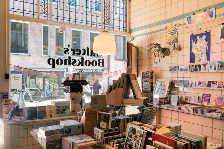 Walter's Bookshop. Independent International Bookshop aan de Oude Kijk in't Jatstraat 10. Winkel voor Engelstalige boeken, tijdschriften, posters en cadeautjes.