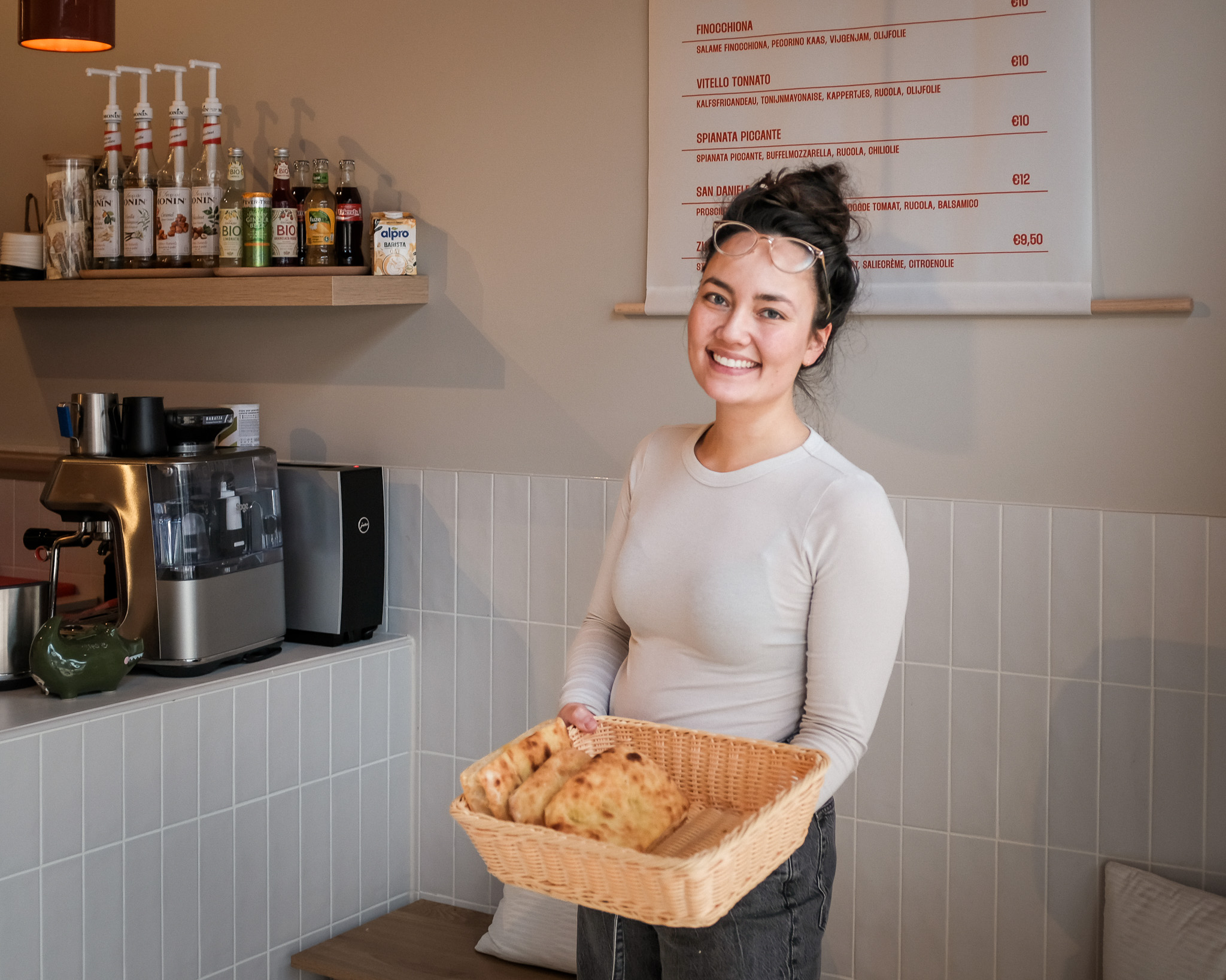 Sharon de Grooth van Panzo Sandwiches in haar zaak aan de Steentilstraat in Groningen, met vers gebakken schiacciata’s.