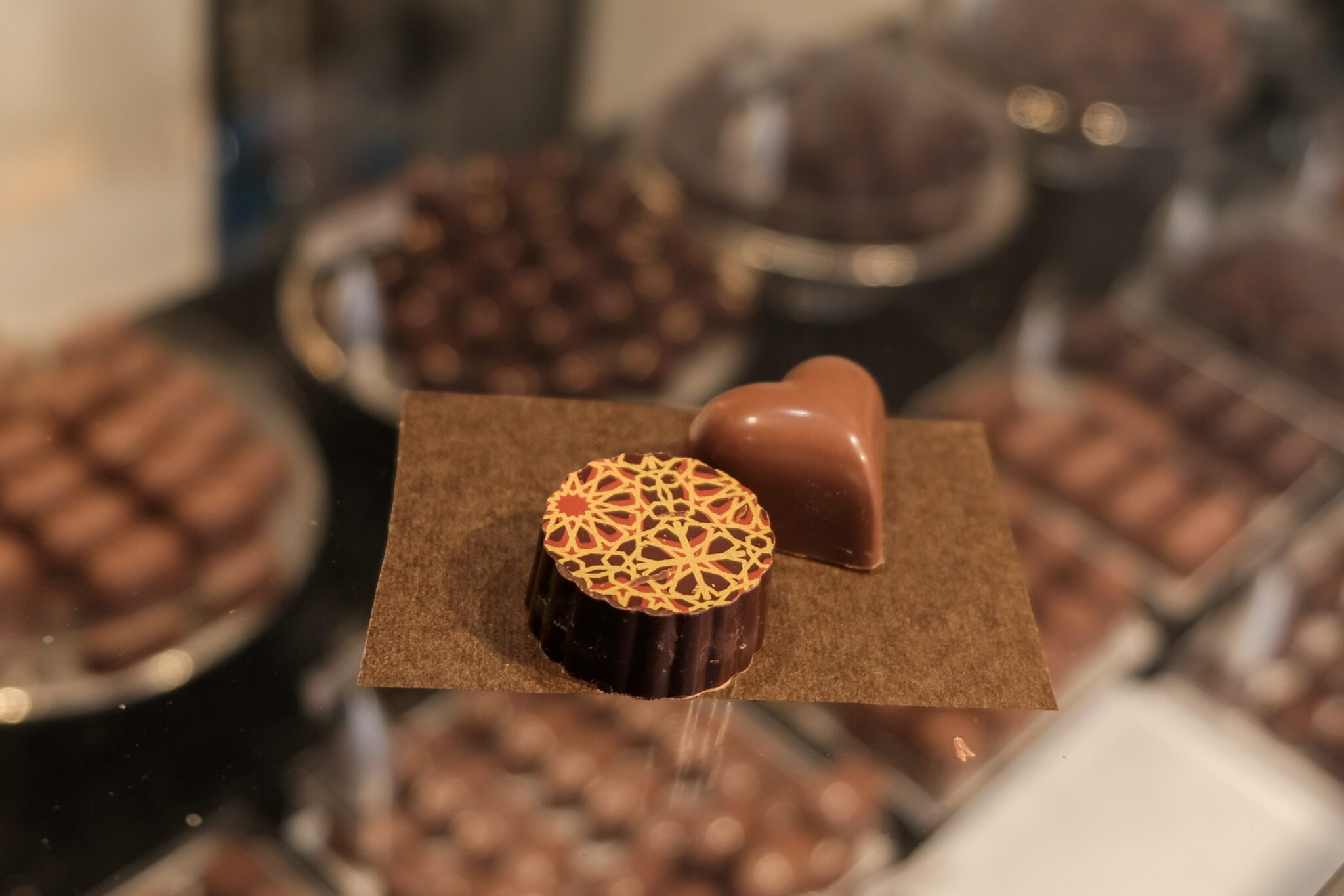 Ambachtelijke chocoladebonbons op display in chocolaterie.