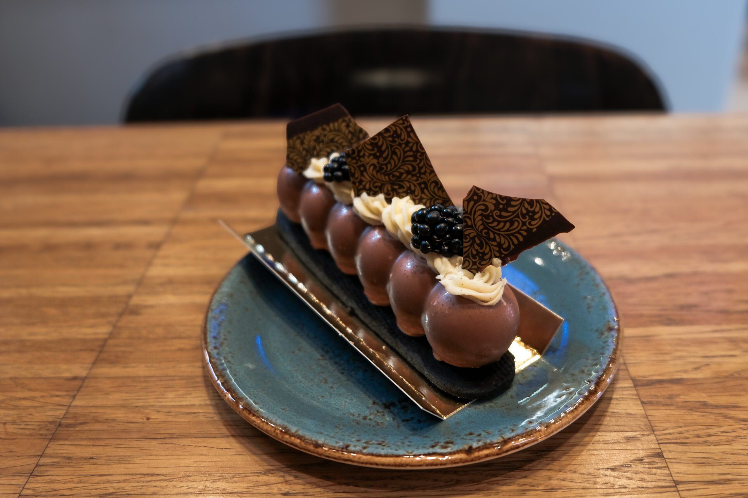 Luxueuze chocoladedesserts met bramen op blauw bord