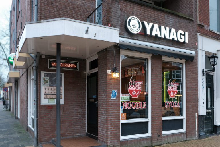Yanagi Ramen restaurantgevel met neonborden in Groningen.