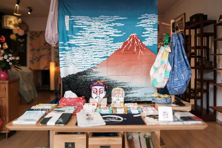 Japanse winkel met souvenirs en Fuji decoratie.