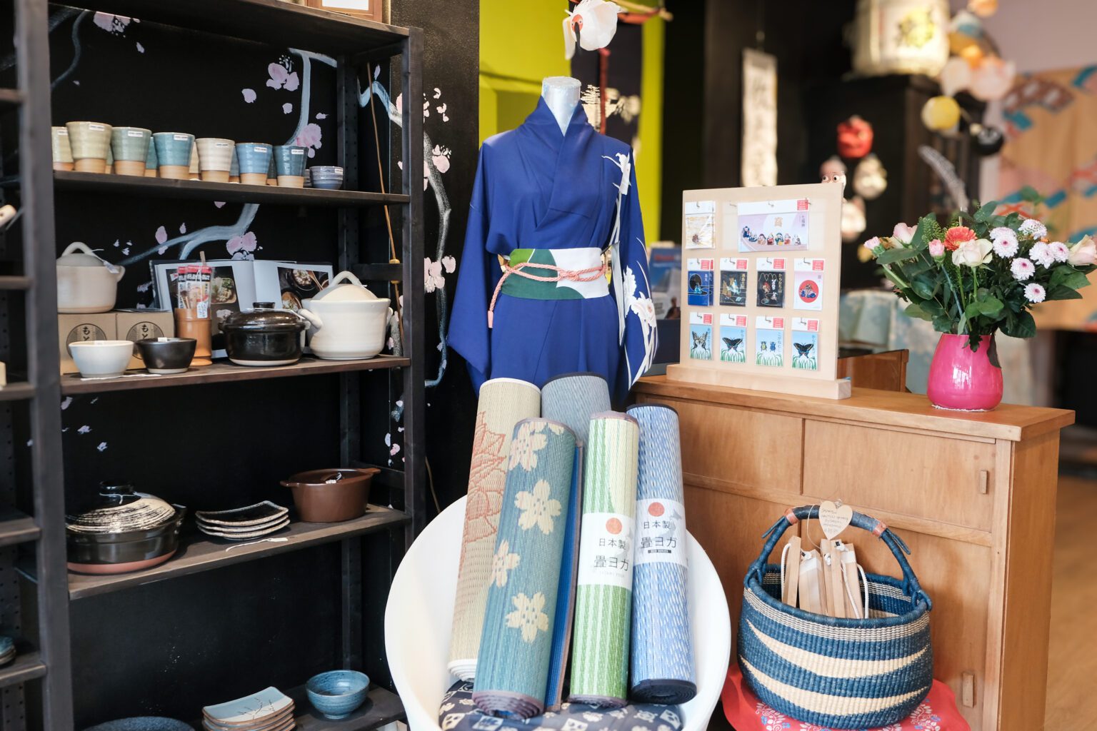 Japanse winkel met kimono, servies en tatami matten.