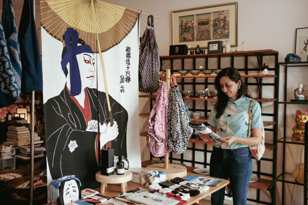 Vrouw winkelt in Japanse boetiek met traditionele items.