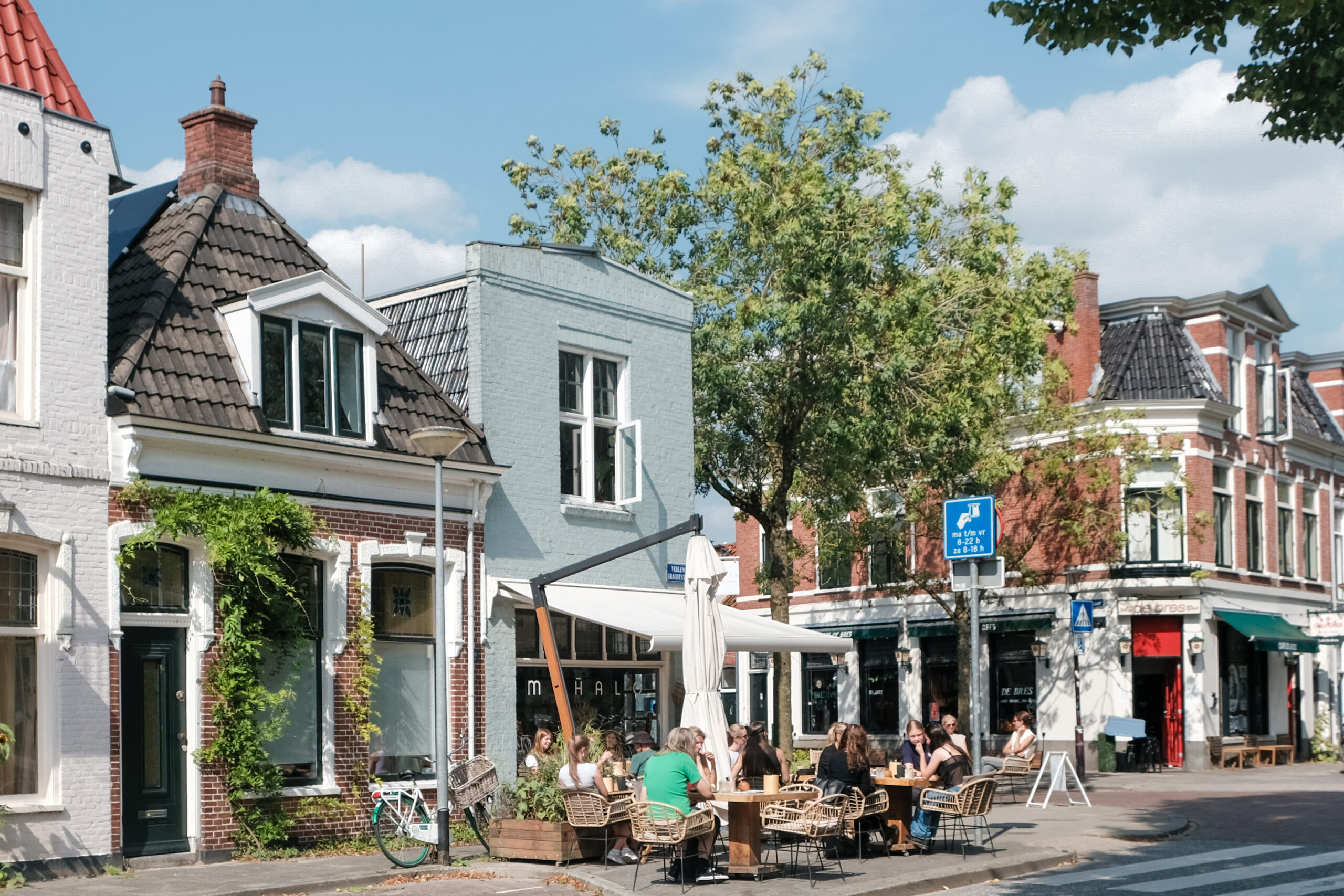 Zonnig terras van vegan ontbijt en lunchrestaurant Mahalo aan de Verlengde Grachtstraat 1 in Groningen