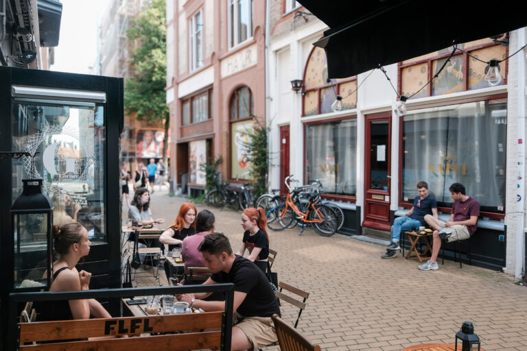 Terras met gasten die Griekse koffie drinken bij G Corner Cafe aan de Carolieweg 32 in Groningen