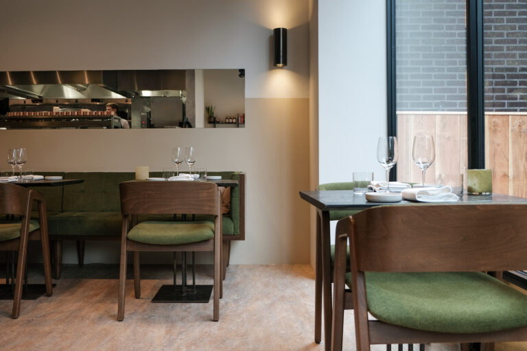 Horeca in Groningen: Interieur van fine dining restaurant Niemeijer aan de Akerkstraat 20 in Groningen.