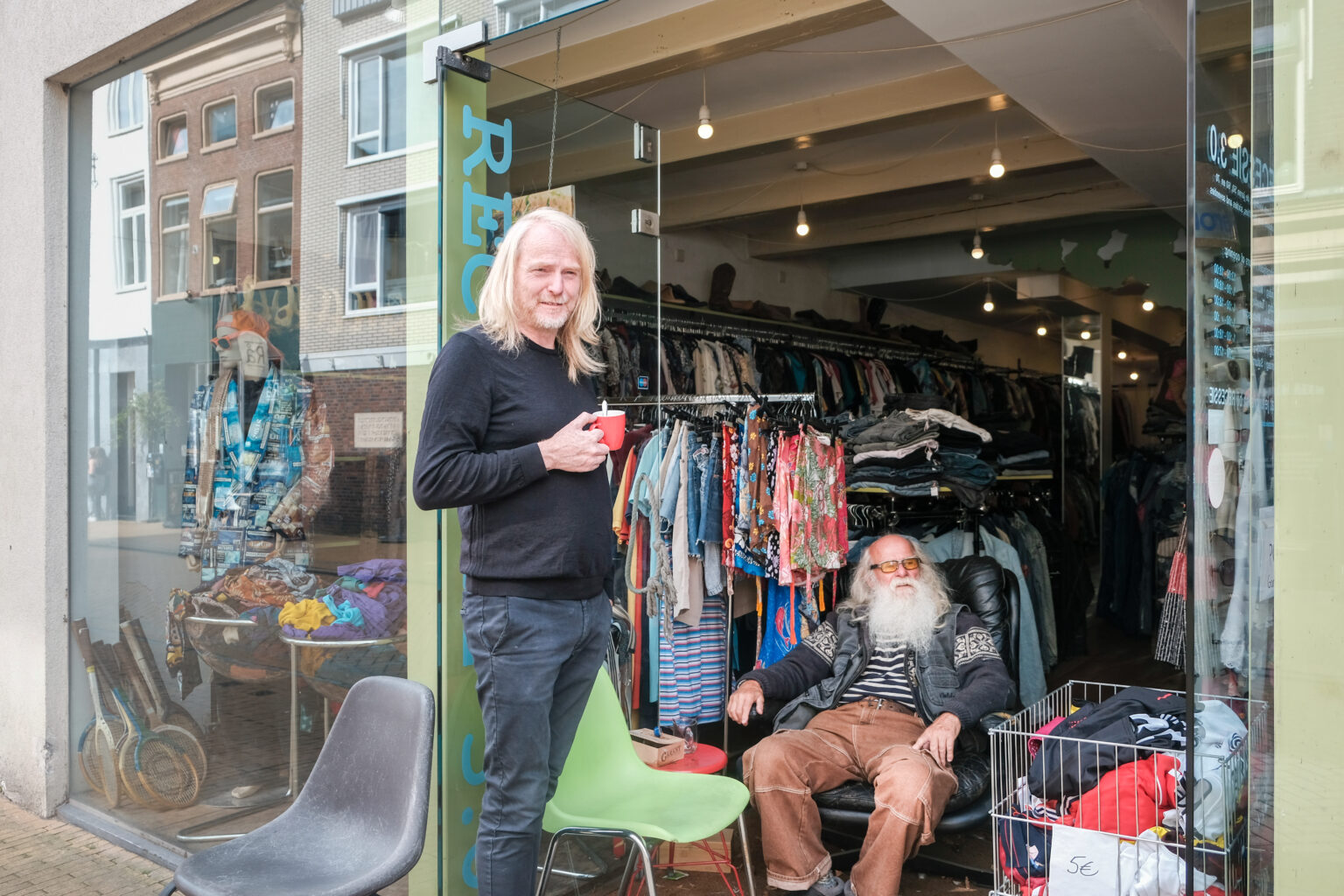 Eigenaar Wolter Schoorl voor zijn winkel: tweedehands kledingwinkel Recessie 3.0 aan de Oude Kijk in't Jatstraat 54 in Groningen