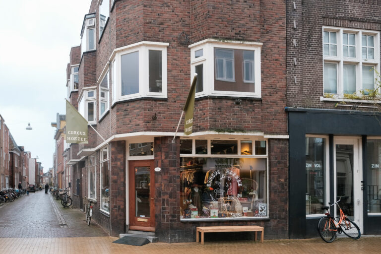 Circus Hoezee, Oude Kijk in't Jatstraat 60 in Groningen. Vintage kinderkleding, kinderkapper en café.