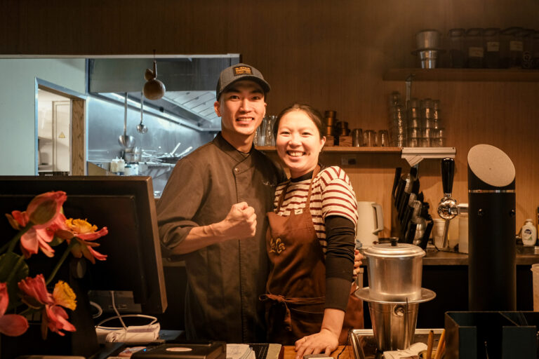 De eigenaren van Vietnamees restaurant La Ca lachen achter de toonbank van hun zaak aan de Oude Kijk in ’t Jatstraat in Groningen.