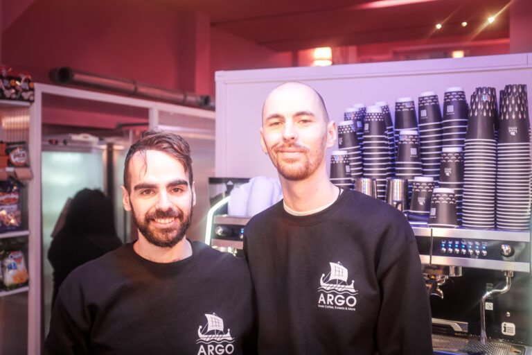 Barista’s Mikel en Themos bij de espressomachine van Argo in Groningen – Griekse coffeebar in de binnenstad